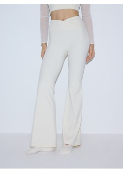 Reserved - Spodnie flare - złamana biel ze sklepu Reserved w kategorii Spodnie damskie - zdjęcie 188998419