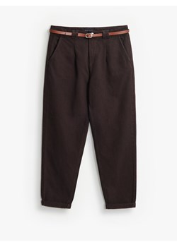 Mohito - Jeansy chino slim z paskiem - ciemnobrązowy ze sklepu Mohito w kategorii Jeansy damskie - zdjęcie 189000708
