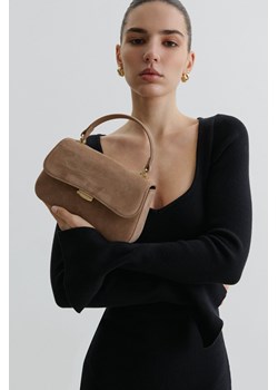 Estro: Mała jasnobrązowa torebka damska typu kuferek z weluru naturalnego ze sklepu Estro w kategorii Kuferki - zdjęcie 189005858