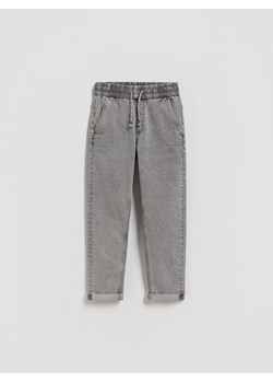 Reserved - Jeansy carrot fit - jasnoszary ze sklepu Reserved w kategorii Spodnie chłopięce - zdjęcie 189010935