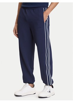 Guess Spodnie dresowe Z6GB11 K3202 Granatowy Regular Fit ze sklepu MODIVO w kategorii Spodnie męskie - zdjęcie 189020919