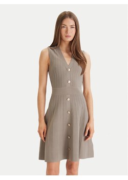 Guess Sukienka codzienna W6GK53 Z0658 Zielony Regular Fit ze sklepu MODIVO w kategorii Sukienki - zdjęcie 189020948