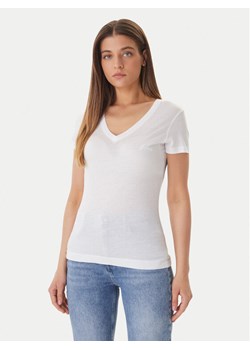 Guess T-Shirt W5GP31 KCSX2 Biały Classic Fit ze sklepu MODIVO w kategorii Bluzki damskie - zdjęcie 189020975