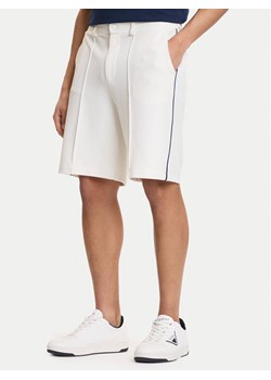 Guess Szorty sportowe Z6GD11 K3210 Écru Regular Fit ze sklepu MODIVO w kategorii Spodenki męskie - zdjęcie 189021017