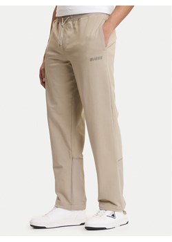 Guess Spodnie dresowe Z6GB01 K2834 Beżowy Regular Fit ze sklepu MODIVO w kategorii Spodnie męskie - zdjęcie 189021107