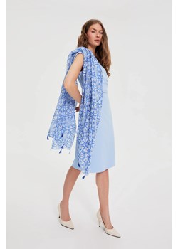 Szal z frędzlami błękitny ze sklepu Moodo.pl w kategorii Szaliki i chusty damskie - zdjęcie 189024928