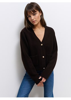 Mohito - Wełniany ciemnobrązowy kardigan - brązowy ze sklepu Mohito w kategorii Swetry damskie - zdjęcie 189026785