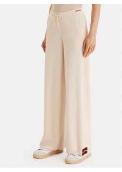 Guess Spodnie dresowe V6GB06 Z0651 Beżowy Wide Leg ze sklepu MODIVO w kategorii Spodnie damskie - zdjęcie 189029147