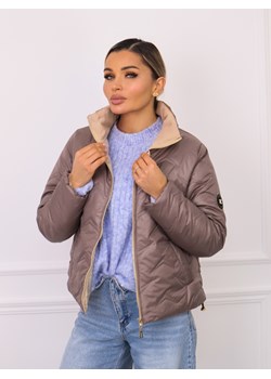 KURTKA PRZEJŚCIOWA PIKOWANA Z NASZYWKĄ NA RĘKAWIE- CZEKOLADOWA ze sklepu olika.com.pl w kategorii Kurtki damskie - zdjęcie 189033156