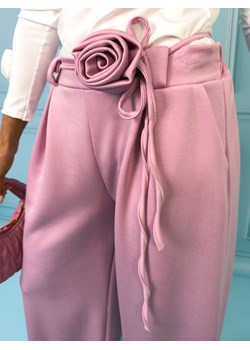 SPODNIE MASEŁKOWE Z SZEROKIMI NOGAWKAMI I PASKIEM Z OZDOBNYM KWIATEM- RÓŻOWE ze sklepu olika.com.pl w kategorii Spodnie damskie - zdjęcie 189033257