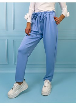 SPODNIE MASEŁKOWE Z OZDOBNYM PASKIEM Z KWIATEM- NIEBIESKIE ze sklepu olika.com.pl w kategorii Jeansy damskie - zdjęcie 189033426