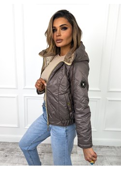 KURTKA PRZEJŚCIOWA PIKOWANA Z KAPTUREM I ŚCIĄGACZEM NA DOLE- BRĄZOWA ze sklepu olika.com.pl w kategorii Kurtki damskie - zdjęcie 189033478