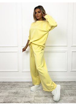 KOMPLET DRESOWY MASEŁKOWY BLUZA Z KWIATAMI NA RĘKAWACH+ SPODNIE Z SZEROKĄ NOGAWKĄ- ŻÓŁTY ze sklepu olika.com.pl w kategorii Komplety i garnitury damskie - zdjęcie 189033546