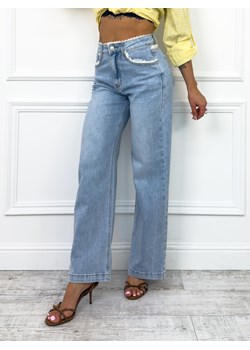 SPODNIE JEANSOWE Z SZEROKIMI NOGAWKAMI I OZDOBNĄ KORONKĄ- NIEBIESKIE ze sklepu olika.com.pl w kategorii Jeansy damskie - zdjęcie 189033588