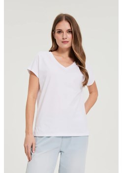 Bawełniany t-shirt z dekoltem w serek biały ze sklepu Moodo.pl w kategorii Bluzki damskie - zdjęcie 189034647