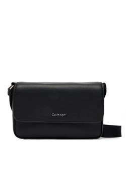 Torebka Calvin Klein Raised Small Flap Messenger LV04D3327G Czarny ze sklepu eobuwie.pl w kategorii Listonoszki - zdjęcie 189037068
