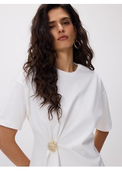Reserved - T-shirt z ozdobną klamrą - złamana biel ze sklepu Reserved w kategorii Bluzki damskie - zdjęcie 189042548
