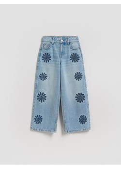 Reserved - Jeansy wide leg z haftem - niebieski ze sklepu Reserved w kategorii Spodnie dziewczęce - zdjęcie 189042659