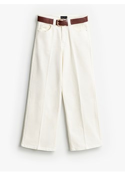Mohito - Jeansy wide leg z paskiem petite - kremowy ze sklepu Mohito w kategorii Jeansy damskie - zdjęcie 189058289