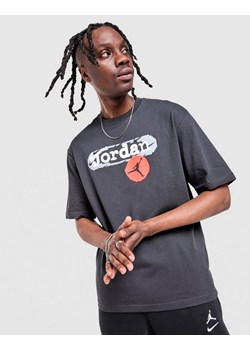 JORDAN T-SHIRT M J STAMP GFX SS CREW ze sklepu JD Sports  w kategorii T-shirty męskie - zdjęcie 189075238