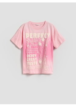 Reserved - Luźny t-shirt z nadrukiem - pastelowy róż ze sklepu Reserved w kategorii Bluzki dziewczęce - zdjęcie 189075259