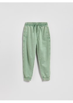 Reserved - Joggery z efektem sprania - jasnozielony ze sklepu Reserved w kategorii Spodnie chłopięce - zdjęcie 189077787