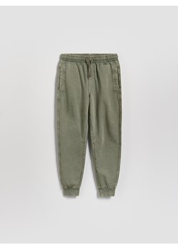 Reserved - Joggery z efektem sprania - ciemnozielony ze sklepu Reserved w kategorii Spodnie chłopięce - zdjęcie 189077789