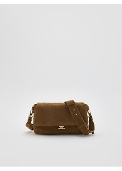 Reserved - Zamszowa torebka z paskiem - brązowy ze sklepu Reserved w kategorii Torebki damskie - zdjęcie 189077996