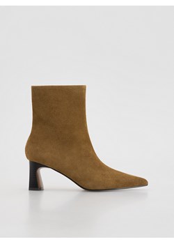 Reserved - Zamszowe botki na obcasie - beżowy ze sklepu Reserved w kategorii Botki - zdjęcie 189081279