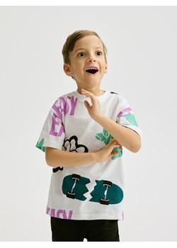 Reserved - Bawełniany t-shirt z nadrukiem - złamana biel ze sklepu Reserved w kategorii T-shirty chłopięce - zdjęcie 189081549