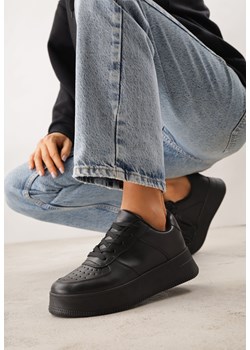 Czarne Sneakersy na Platformie z Kultową Perforacją z Przodu Issaden ze sklepu born2be.pl w kategorii Buty sportowe damskie - zdjęcie 189083716