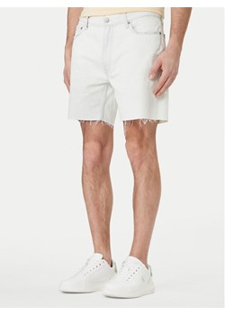 Calvin Klein Jeans Szorty jeansowe Classic LV04RF787G Écru Regular Fit ze sklepu MODIVO w kategorii Spodenki męskie - zdjęcie 189097035