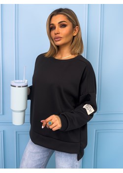 BLUZA MASEŁKO OVERSIZE Z NASZYWKĄ NA RĘKAWIE- CZARNA ze sklepu olika.com.pl w kategorii Bluzy damskie - zdjęcie 189097088