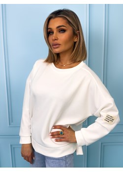 BLUZA MASEŁKO OVERSIZE Z NASZYWKĄ NA RĘKAWIE- BIAŁA ze sklepu olika.com.pl w kategorii Bluzy damskie - zdjęcie 189097208