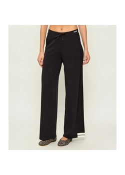 GUESS ACTIVE Spodnie dresowe GABRY | Relaxed fit ze sklepu Gomez Fashion Store w kategorii Spodnie damskie - zdjęcie 189101497