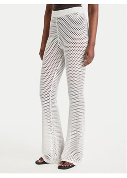 Guess Spodnie materiałowe E6GB05 Z5632 Biały Regular Fit ze sklepu MODIVO w kategorii Odzież plażowa - zdjęcie 189101779