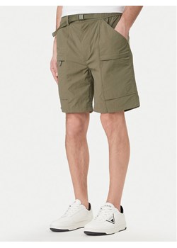 Guess Jeans Szorty materiałowe M6GDC8 WN362 Zielony Regular Fit ze sklepu MODIVO w kategorii Spodenki męskie - zdjęcie 189101787