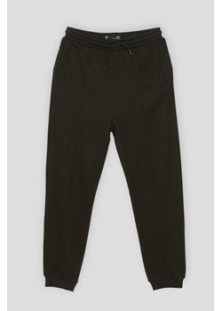 Czarne spodnie dresowe z przeszyciami, Rozmiar - 140, Kolor - Czarny ze sklepu REPORTER w kategorii Spodnie chłopięce - zdjęcie 189104718