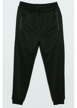 Czarne spodnie dresowe z zasuwanymi kieszeniami, Rozmiar - 140, Kolor - Czarny ze sklepu REPORTER w kategorii Spodnie chłopięce - zdjęcie 189104877