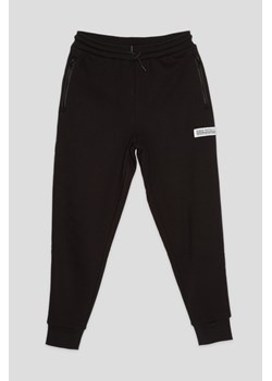 Czarne spodnie dresowe z aplikacją, Rozmiar - 140, Kolor - Czarny ze sklepu REPORTER w kategorii Spodnie chłopięce - zdjęcie 189105946