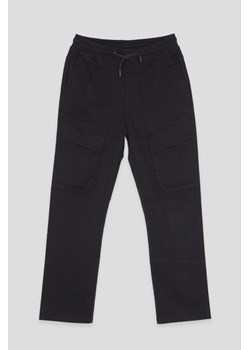 Czarne spodnie z prostymi nogawkami i kieszeniami cargo, Rozmiar - 140, Kolor - Czarny ze sklepu REPORTER w kategorii Spodnie chłopięce - zdjęcie 189106155