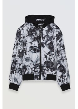 Kurtka przejściowa z kapturem z biało-czarnym nadrukiem na całości, Rozmiar - 140, Kolor - Multikolor ze sklepu REPORTER w kategorii Kurtki dziewczęce - zdjęcie 189106275