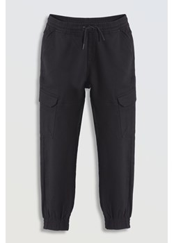 Szare spodnie typu bojówki z przestrzennymi kieszeniami, Rozmiar - 140, Kolor - Ciemny szary ze sklepu REPORTER w kategorii Spodnie chłopięce - zdjęcie 189106349