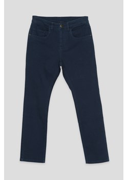 Granatowe spodnie jeansowe o klasycznym kroju, Rozmiar - 140, Kolor - Granatowy ze sklepu REPORTER w kategorii Spodnie chłopięce - zdjęcie 189106408