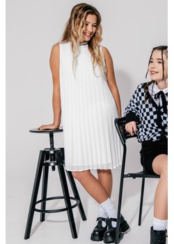 Biała sukienka plisowana z ozdobnym dekoltem, Rozmiar - 140, Kolor - Biały ze sklepu REPORTER w kategorii Sukienki dziewczęce - zdjęcie 189106418