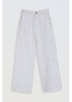 Białe jeansy typu WIDE LEG z asymetrycznymi kieszeniami na nogawkach, Rozmiar - 170, Kolor - Biały ze sklepu REPORTER w kategorii Spodnie dziewczęce - zdjęcie 189106476