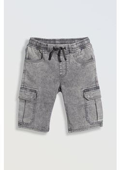 Szare krótkie spodenki jeansowe z przestrzennymi kieszeniami, Rozmiar - 140, Kolor - Szary ze sklepu REPORTER w kategorii Spodenki chłopięce - zdjęcie 189106565
