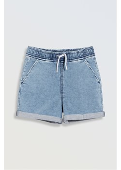 Jasnoniebieskie krótkie spodenki jeansowe z wywijanymi nogawkami, Rozmiar - 170, Kolor - Niebieski ze sklepu REPORTER w kategorii Spodenki dziewczęce - zdjęcie 189106569