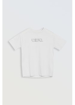 Biały t-shirt z błyszczącym nadrukiem na wysokości piersi, Rozmiar - 146, Kolor - Biały ze sklepu REPORTER w kategorii T-shirty chłopięce - zdjęcie 189106588