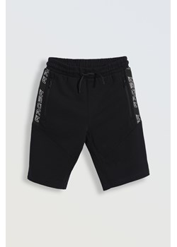 Czarne krótkie spodenki dresowe z modnymi naszywkami przy kieszeniach, Rozmiar - 140, Kolor - Czarny ze sklepu REPORTER w kategorii Spodenki chłopięce - zdjęcie 189106606